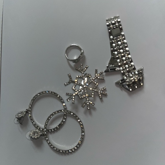 Silver Jewelry Set with Crystals - Picture 1 of 2